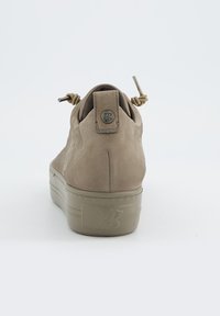 Le sneaker ankle beige in suede presentano un design elegante, punta tondeggiante, lacci regolabili e una suola in gomma testurizzata con un logo impresso sul retro.