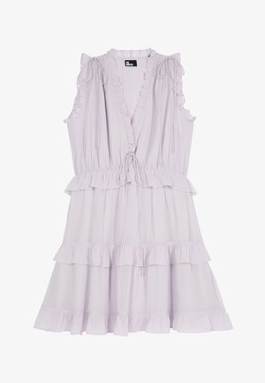 Ärmelloses, helllila Kleid mit gerafften Stufen, V-Ausschnitt, Kordelzug in der Taille und Schulterbindebändern auf weißem Hintergrund.