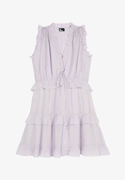 Ärmelloses, helllila Kleid mit gerafften Stufen, V-Ausschnitt, Kordelzug in der Taille und Schulterbindebändern auf weißem Hintergrund.