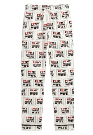 Witte pyjamabroek met herhaalde zwarte tekst "Ik hou van mijn geweldige vrouw" en rode hartjes, met een wit trekkoord in de taille.