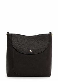 Borsa a tracolla in pelle nera con finitura testurizzata, tasca frontale con patta e chiusura a bottone a pressione in tonalità oro, forma rettangolare.