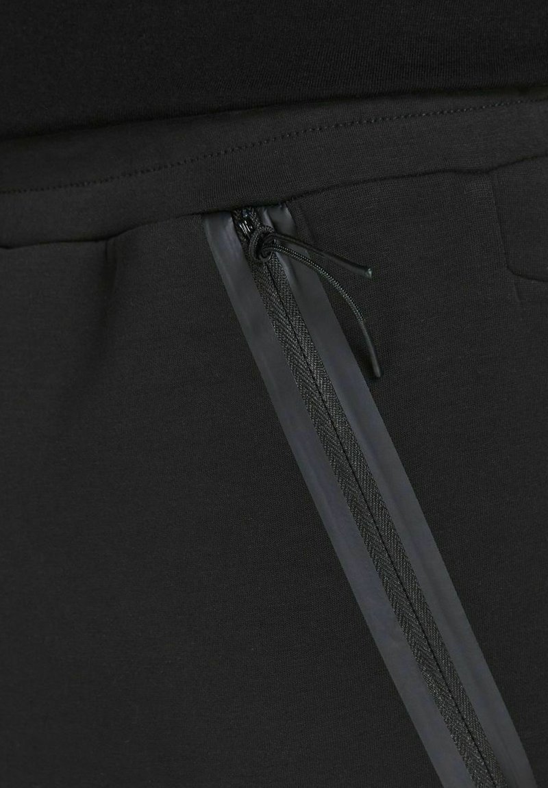 Herren Trainingsanzüge | Jack & Jones GORDON TYSON Jogginghose black/schwarz - FD44603 Herren Trainingsanzüge | Jack & Jones GORDON TYSON Jogginghose black/schwarz - FD44603