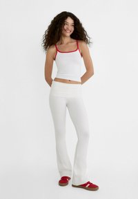 Stradivarius FLARED - Hlače - white