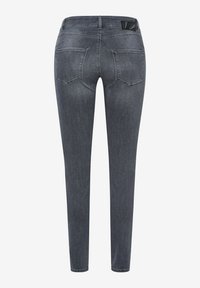 Jeans skinny grigio scuro con due tasche posteriori e una piccola toppa nera in vita, mostrati da dietro su sfondo bianco.