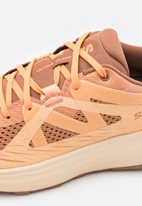 Salomon ULTRA FLOW - Løpesko for mark - cork/peach fuzz/papaya