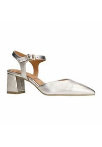 Chaussure à talon aiguille métallique argentée avec un bout pointu, une sangle de cheville ajustable et un talon bloc texturé. Surface lisse et design minimaliste.