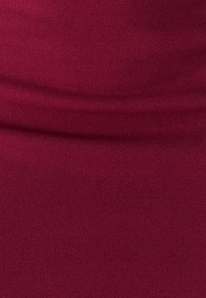 Tela elástica burdeos con una textura suave, que presenta sutiles detalles de drapeado. De color uniforme, sin patrones ni accesorios presentes.