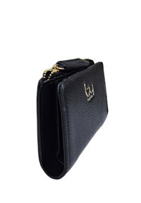 Portafoglio in pelle nera con finitura testurizzata, hardware dorato, chiusura con zip e logo sulla parte frontale. Forma compatta e rettangolare.