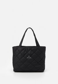 Grand sac fourre-tout en tissu noir matelassé, avec un motif en diamants, deux poignées et un logo de cintre blanc à l'avant.