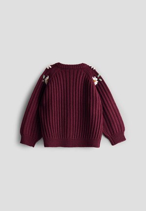 Bordeauxfarbener Strickpullover mit geripptem Muster, langen Ärmeln und floralen Stickereien an den Schulternähten.