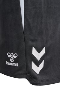 Tissu de sport noir avec logo d'abeille Hummel blanche et deux chevrons blancs pointant vers le bas sur un matériau texturé.