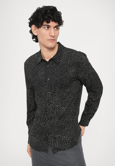 Schwarzes Langarmhemd mit zufälligem weißen Polka-Dot-Muster, Knopfleiste vorne und einem klassischen Kragen, gefertigt aus leichtem Stoff.