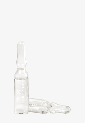 To klare glasampuller med Collistar Milano Lift HD+ serum, den ene stående oprejst og den anden liggende vandret på en hvid baggrund.
