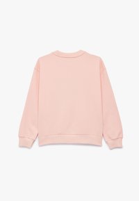 Sudadera rosa con cuello redondo, mangas largas y puños acanalados. Textura suave, con un diseño simple y sin patrones o acentos visibles.