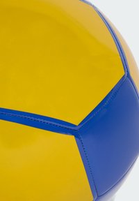 Pallone da calcio giallo e blu con finitura lucida, cuciture a mano e un motivo geometrico. Superficie liscia.