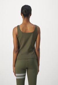 Stronger SQUARED TANK - Viršus - olive night