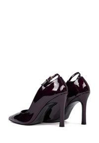 Zapatos de tacón alto de charol púrpura con parte trasera abierta, puntera puntiaguda y una correa con un hebilla de metal. Diseño de tacón curvado.
