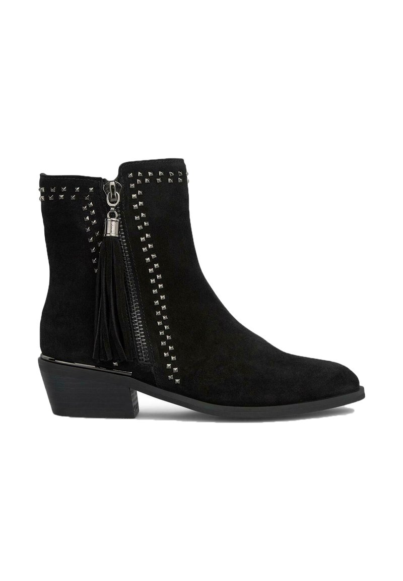 Stivale alla caviglia in suede nero con zip laterale, dettagli con borchie e nappina. Tacco basso a blocco, punta arrotondata e superficie liscia.
