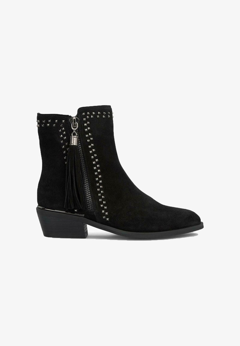 Czarne zamszowe botki za kostkę z bocznym zamkiem błyskawicznym, zdobione nitami oraz z frędzlami. Niski blokowy obcas, zaokrąglony nosek i gładka tekstura.
