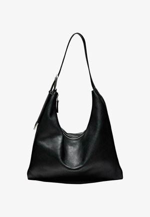 Sac hobo en cuir noir avec une silhouette incurvée, une seule bandoulière et une ouverture supérieure zippée. Texture lisse avec des accents matériels minimalistes.