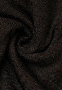 Dunkelbrauner, strukturierter Stoff in einem wirbelnden Muster, das eine gestrickte Konstruktion zeigt, mit einer weichen, leicht flauschigen Oberfläche.