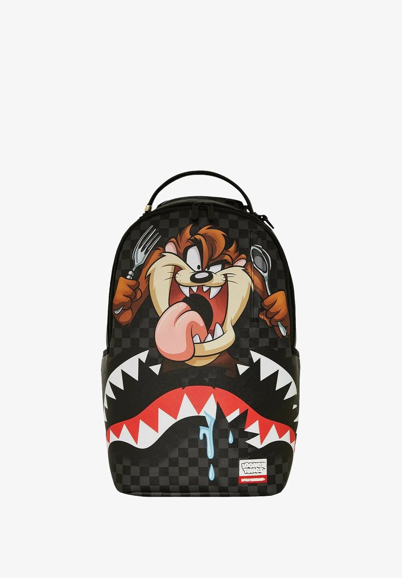 Mochila a cuadros en negro y gris que presenta un gran personaje de dibujos animados con un tenedor y una cuchara, mostrando dientes afilados y un diseño de boca roja.