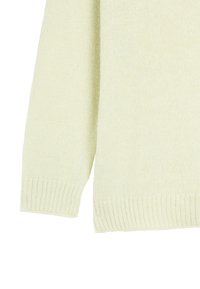Pull vert clair en tricot avec ourlet et poignets côtelés ; présente une texture douce et une coupe ample, adapté pour être superposé.