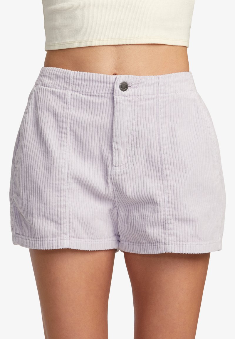 Helle lila Cordshorts mit Fronttaschen, flachem Bund und Metallknopfverschluss. Vertikale Rippstruktur über die gesamte Fläche.
