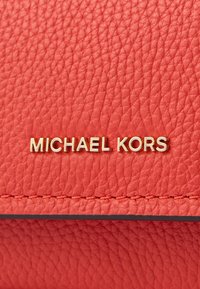 MICHAEL Michael Kors CLAIRE - Soma ar siksnu pāri ķermenim - burnt sienna