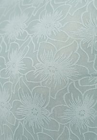 Ανοιχτό γαλάζιο ύφασμα με ανάγλυφο λουλουδένιο σχέδιο και περίπλοκες λεπτομέρειες. Η υφή είναι λεία και λεπτή, ενισχύοντας τον σχεδιασμό.