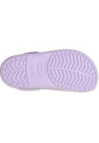 Paarse Crocs-sandalen met een gestructureerde, antislip zool met een zigzagpatroon. Het ontwerp omvat verstelbare banden voor een veilige pasvorm.