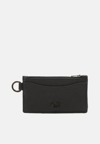 Porte-cartes en cuir texturé noir avec une poche avant, une fermeture éclair argentée sur le dessus et un anneau porte-clés en métal sur le côté gauche.