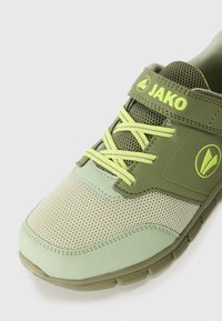 Groene en lichtgroene sportschoen met een mesh bovenkant, groene accenten, elastische veters en een band met logodetail.