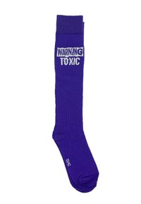 Calcetín morado hasta la rodilla con el texto "ADVERTENCIA TOXICO" en blanco. Textura suave, diseño ajustado y puño elástico para un ajuste seguro.