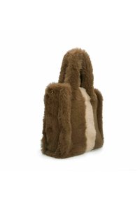 Zachte faux fur boodschappentas in bruin en crème met een luxe textuur, voorzien van korte handvatten en een rechthoekige vorm. Gouden accentdetails zijn aanwezig.