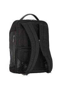 Mochila negra hecha de un tejido duradero, con dos correas de hombro acolchadas, un asa superior y bolsillos exteriores con cremallera.