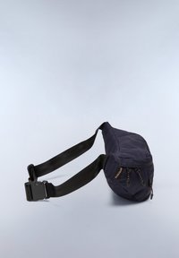 Borsa a tracolla blu navy, imbottita e con una forma curvata. Presenta una lunga tracolla nera, due tasche con zip e accessori in metallo testurizzato.