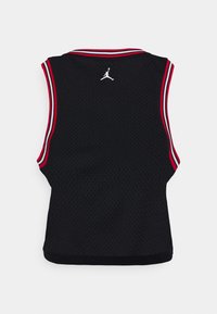 Schwarzes ärmelloses Trikot mit Netzstruktur. Rote und weiße Streifen entlang des Kragens und der Armausschnitte. Logo auf der Rückseite.