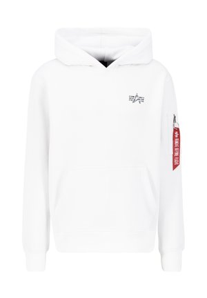 Sudadera blanca con capucha, fabricada en tela, que cuenta con un bolsillo frontal, un logo bordado y una etiqueta roja con texto en la manga.