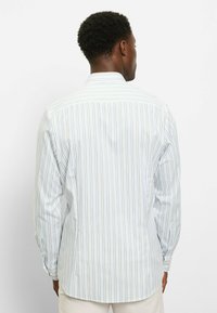 Gestreiftes, knöpfbares Hemd in Hellblau und Weiß, mit langen Ärmeln, klassischem Kragen und geschwungenem Saum. Baumwollstoff, weiche Textur.