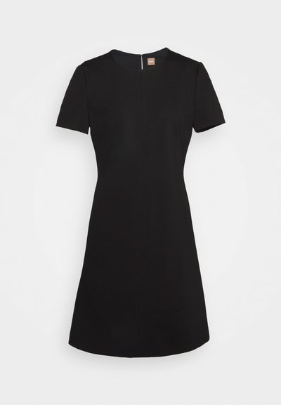 Robe noire à manches courtes avec un col rond et une fermeture éclair au dos. Silhouette simple en A avec une texture lisse et un design minimal.