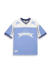 Jersey azul claro con acentos blancos, que presenta estrellas azules en los hombros, un cuello en V y un gran logo blanco con detalles en llamas en el centro.