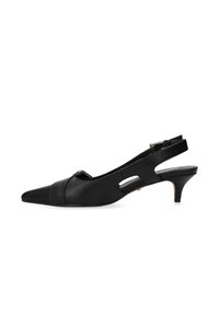 Tacones slingback de cuero negro con punta puntiaguda, tacón pequeño y detalles recortados en los lados. Textura lisa con un diseño minimalista.