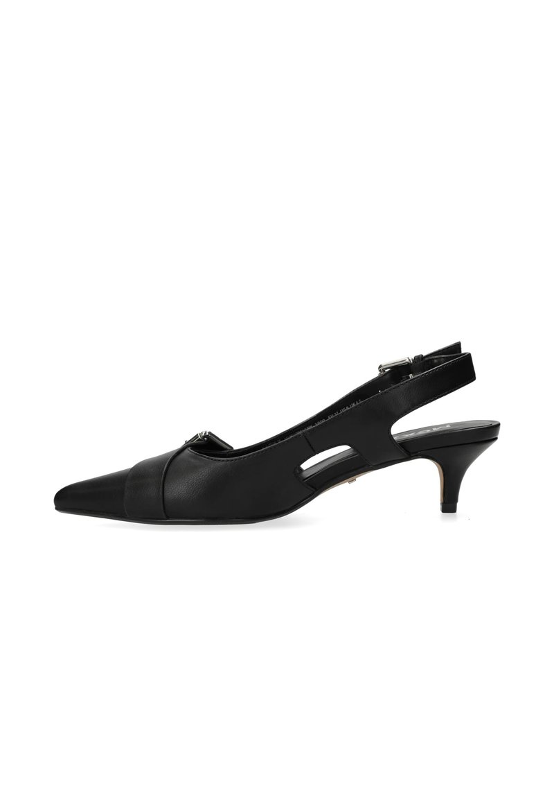 Tacones slingback de cuero negro con punta puntiaguda, tacón pequeño y detalles recortados en los lados. Textura lisa con un diseño minimalista.