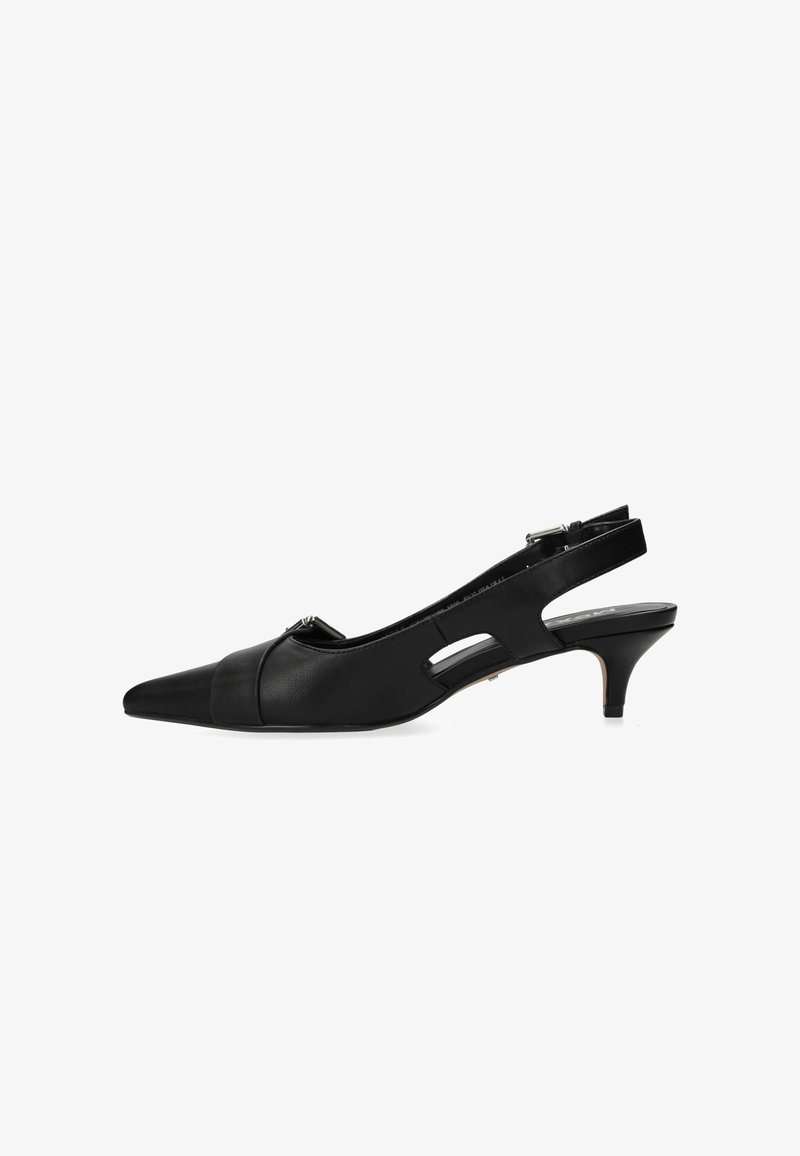 Tacones slingback de cuero negro con punta puntiaguda, tacón pequeño y detalles recortados en los lados. Textura lisa con un diseño minimalista.