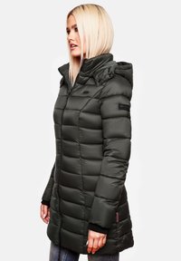 Sötétzöld puffers jacket vízszintes varrással, kapucnival és fekete kiegészítőkkel. Cipzáros záródással és bordázott mandzsettákkal rendelkezik.