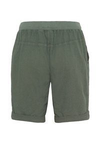 Shorts en coton verts avec une taille élastique, des ourlets roulés et des poches latérales ; texture douce et design décontracté.