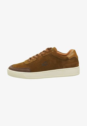 Braune Wildledersneaker mit Lederelementen, im Low-Top-Design, runder Zehenpartie und kontrastierender beiger Gummi-Sohle. Mit Schnürsenkeln und Perforationen.
