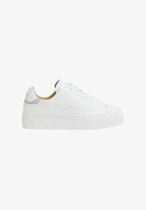 Weiße Leder-Sneaker mit runder Zehenpartie, flacher Gummisohle und minimaler Perforierung. Dezente beige Akzente an Ferse und Zunge.