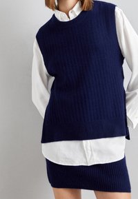 DESIGNERS REMIX Sweter